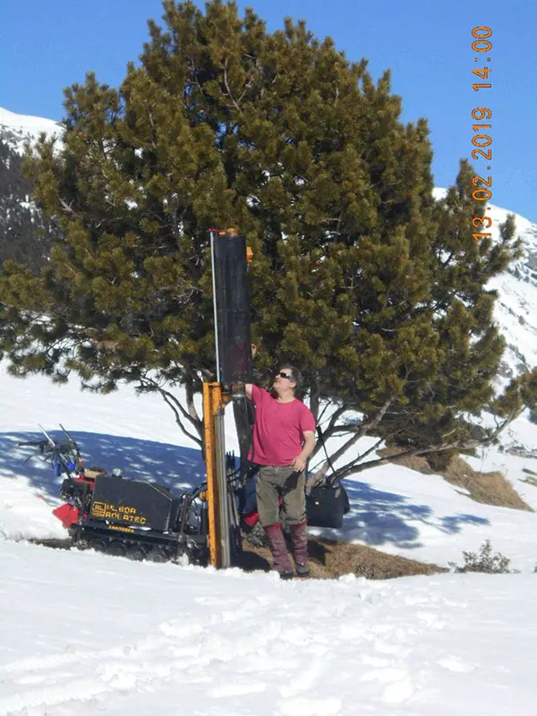 Prospecció del subsòl al vessant de l’Home Dret (fotografia Valentí Turu)