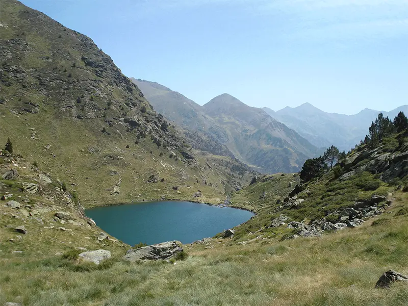 Estany primer de Tristaina vist des de l’estany del mig (agost 2012, Valentí Turu)