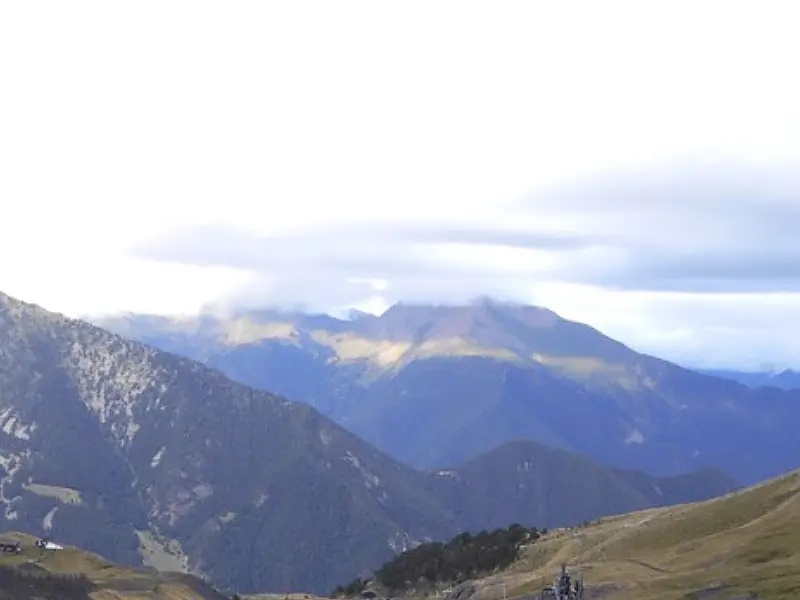 Cim del Cassamanya envaït pels núvols, interceptant la humitat com una torre d’aigua Fotografia d’en Valentí Turu (Comallempla, 25 de juny 2023)