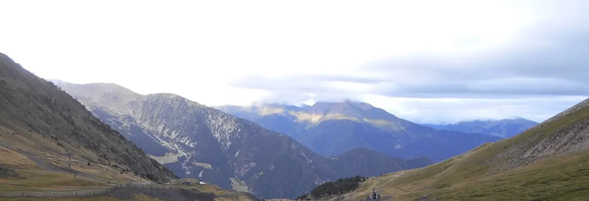 Cim del Cassamanya envaït pels núvols, interceptant la humitat com una torre d’aigua Fotografia d’en Valentí Turu (Comallempla, 25 de juny 2023)