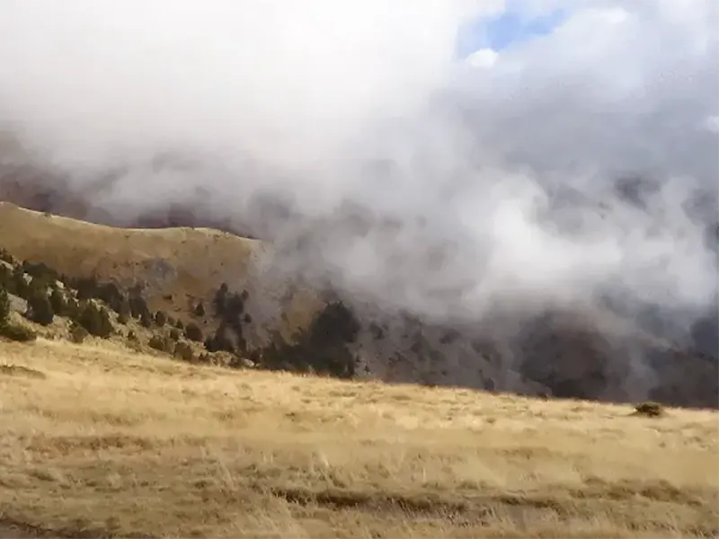 Cap de la Llosada i els Cortals d’Encamp al fons coberts pels núvols baixos (Fotografia d’en Valentí Turu el 28 d’octubre 2015)