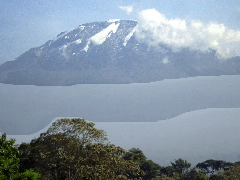 Vista del Kilimanjaro (4281 m) des de Moshi, Tanzania